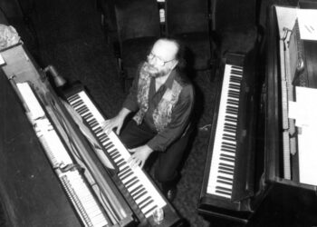 Peter Gotthardt zwischen zwei Klavieren