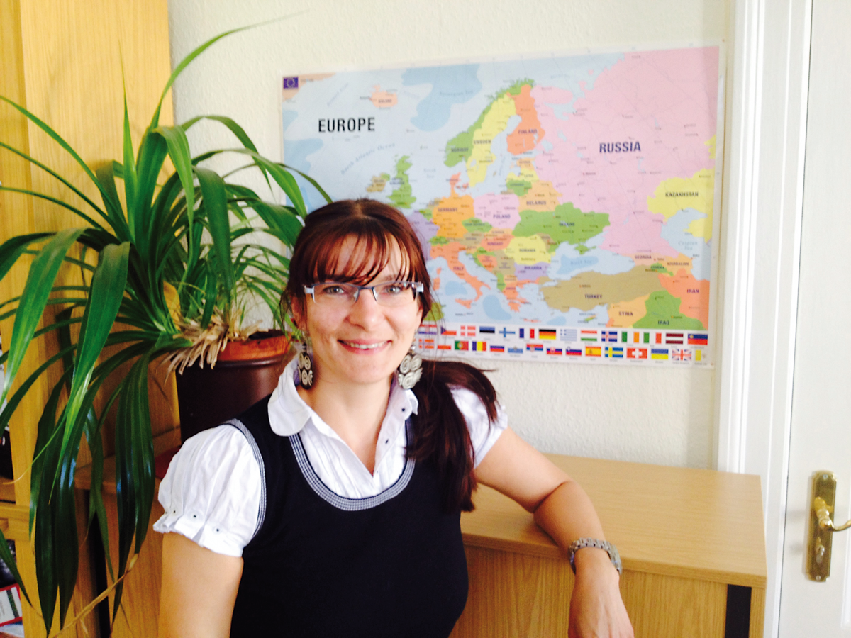 Sonja Eichmann in ihrem Büro vor der Europa-Karte