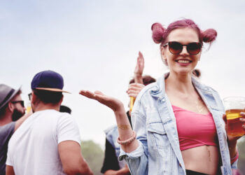 Partygirl mit Hopfenkaltschale und Sonnenbrille