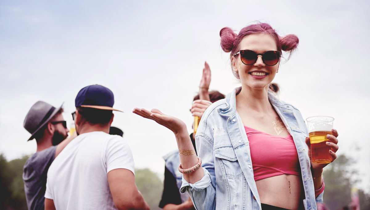 Partygirl mit Hopfenkaltschale und Sonnenbrille freut sich auf das Lollapalooza Festival auf der Galopprennbahn Hoppegarten