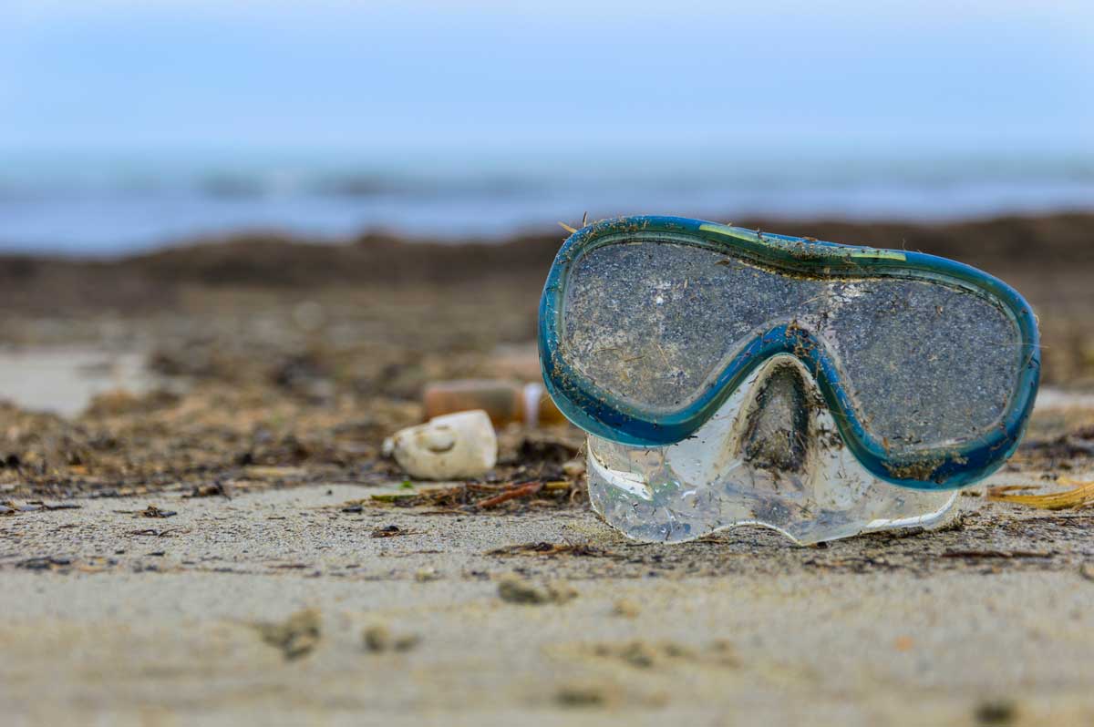 verlorene Taucherbrille am Strand