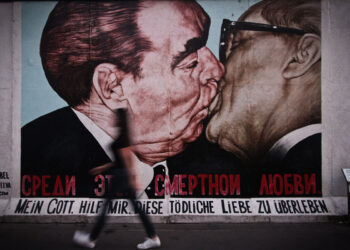 Mural Breschnew kisses Honecker