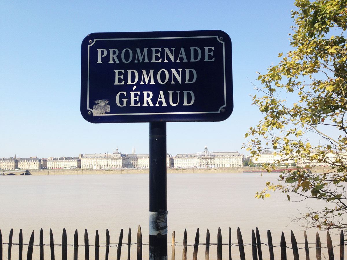 Ein Schild von der Strandpromenade in Bordeaux