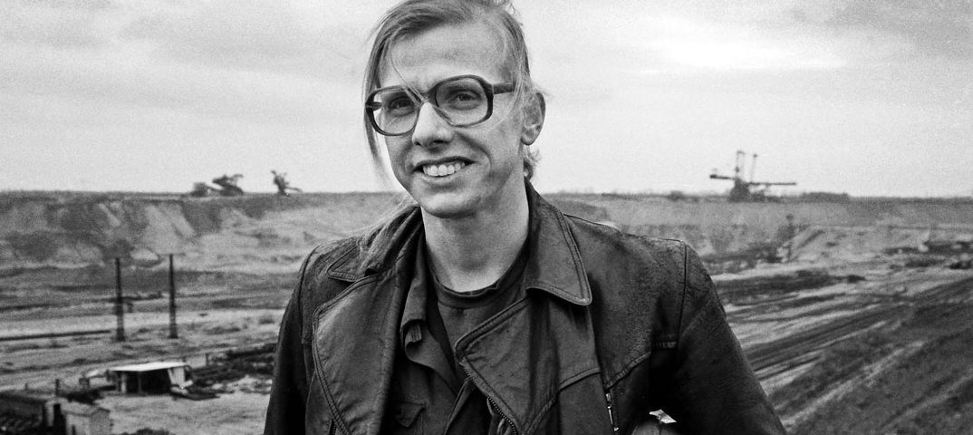 Gundermann, Gerhard (Gundi) - Baggerfahrer, Rockmusiker, Liedermacher, D - in Arbeitskleidung an seinem Arbeitsort im Braunkohletagebau in der Lausitz - 1992