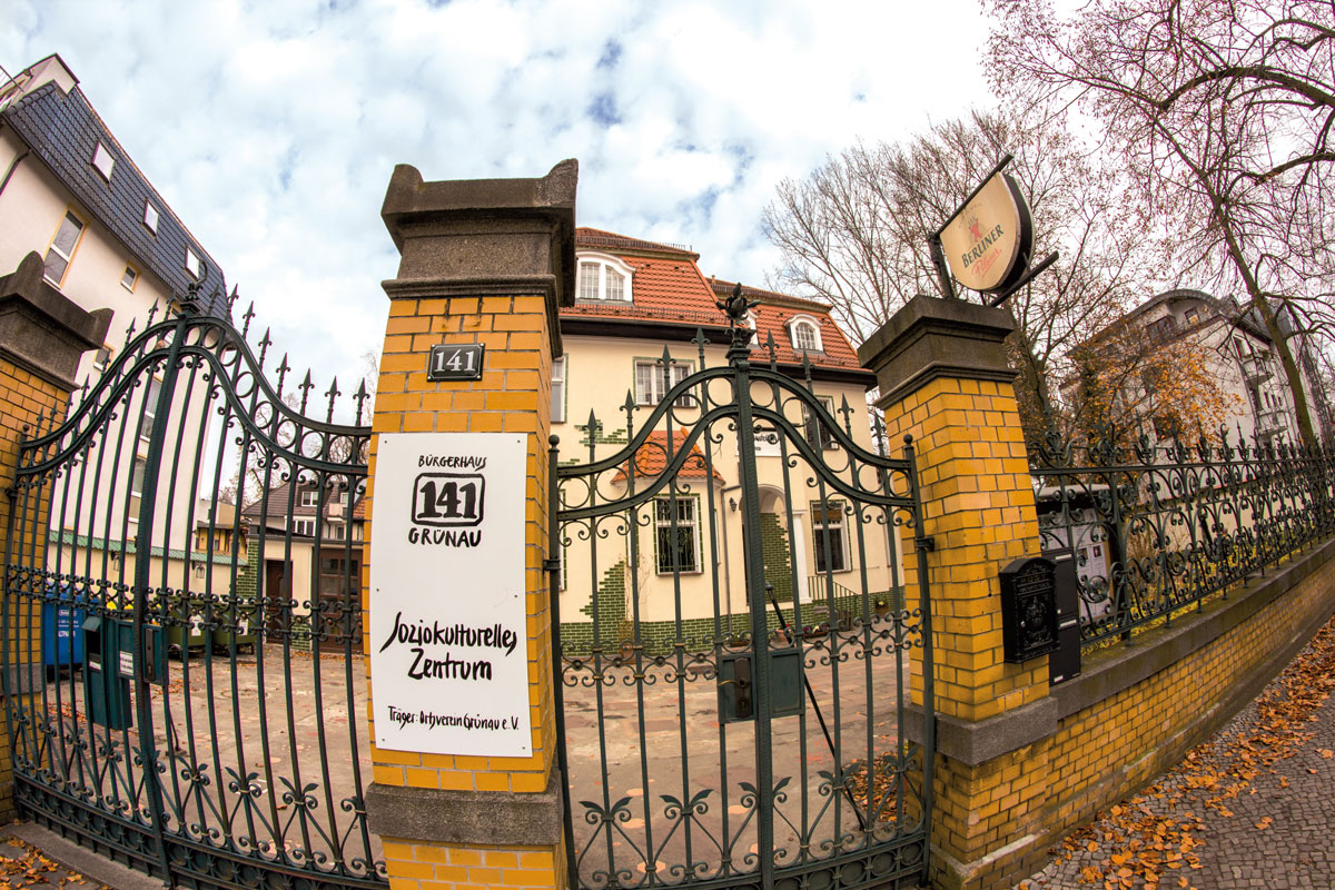 Das geschlossene Tor des Bürgerhauses Grünau