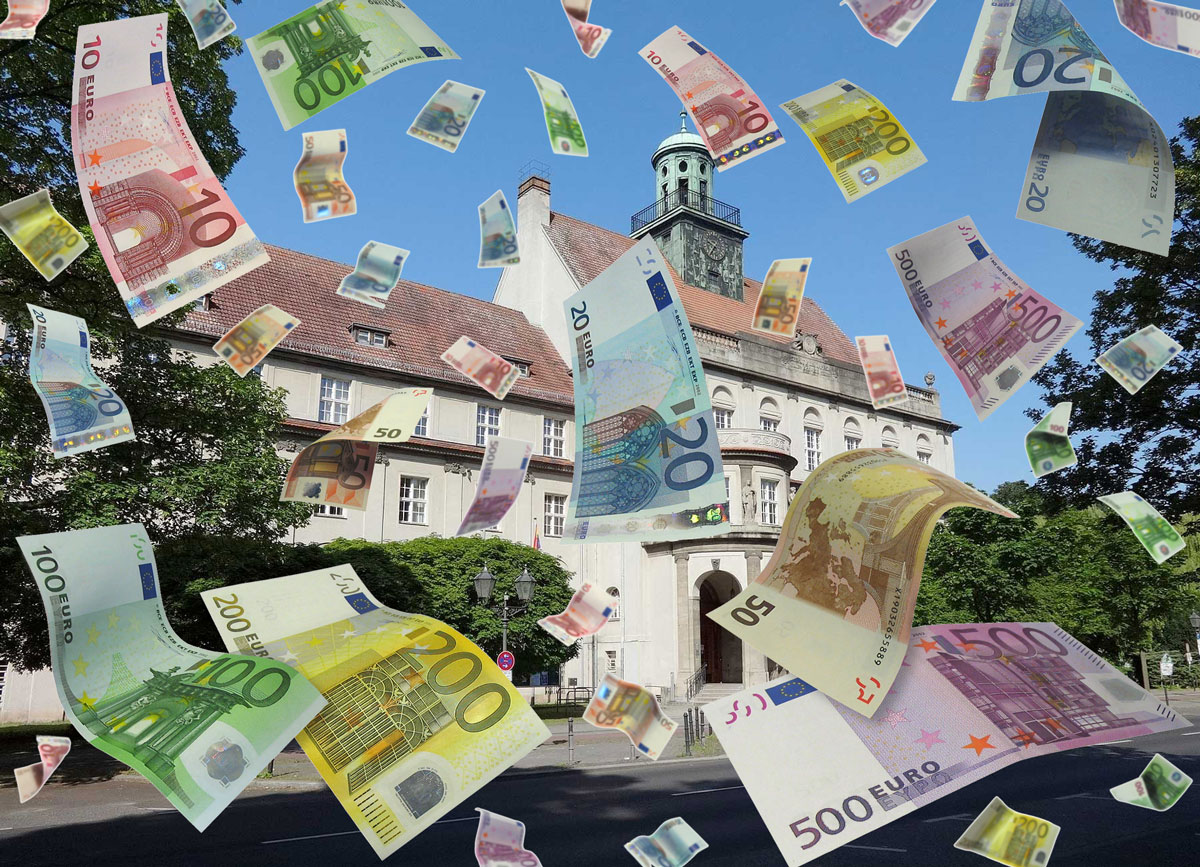 Viele Euroscheine flattern aus dem Rathaus Treptow