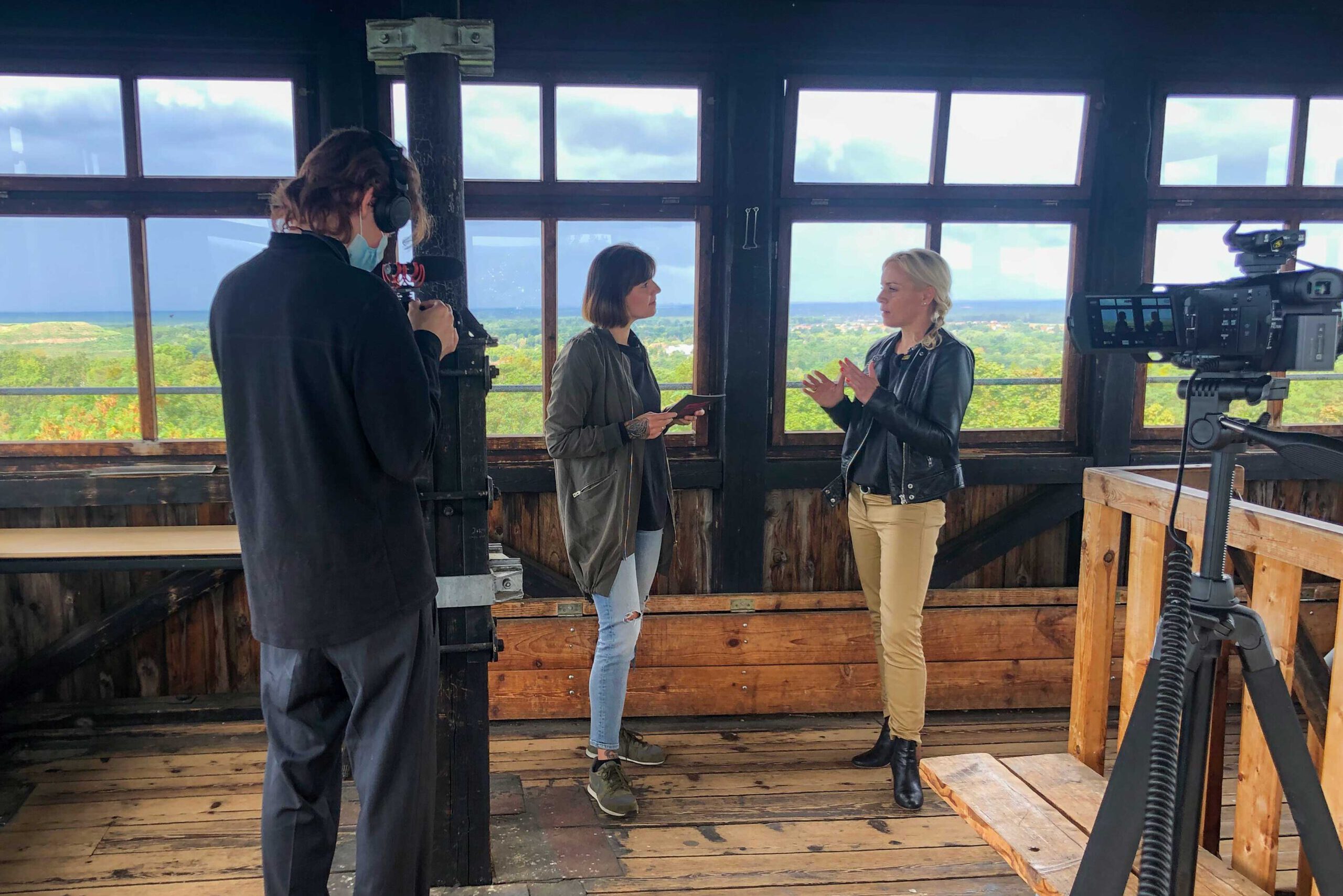 Bürgermeisterkandidatin für Woltersdorf, Mandy Schaller im Kanal zur Wahl Interview im Aussichtsturm auf dem Kranichberg