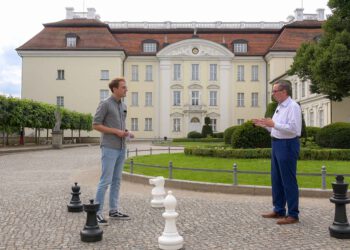 Bezirksbürgermeister Oliver Igel (SPD) im Lost in Südost-Interview vor dem Schloss Köpenick