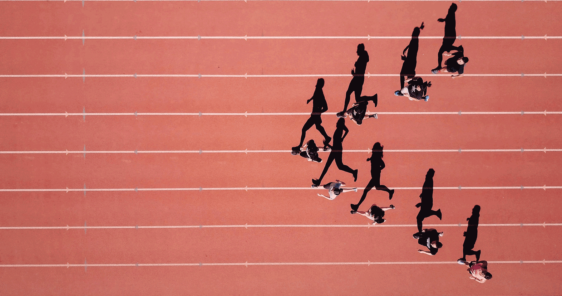 Läufergruppe auf roter Bahn