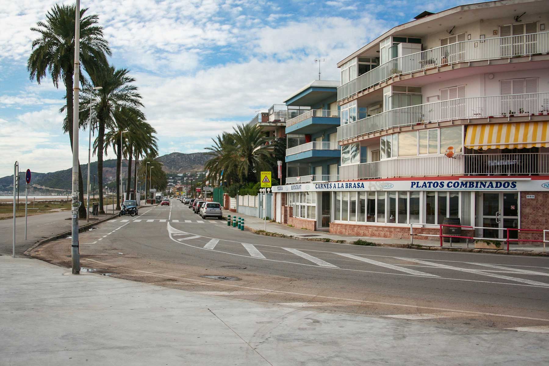 menschenleere Straße in Spanien