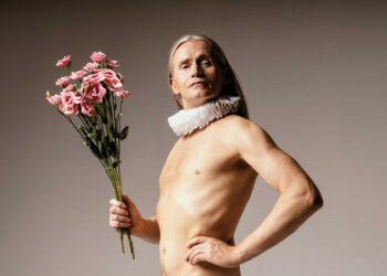 Romano nackt mit Blumenstrauß und Halskrause