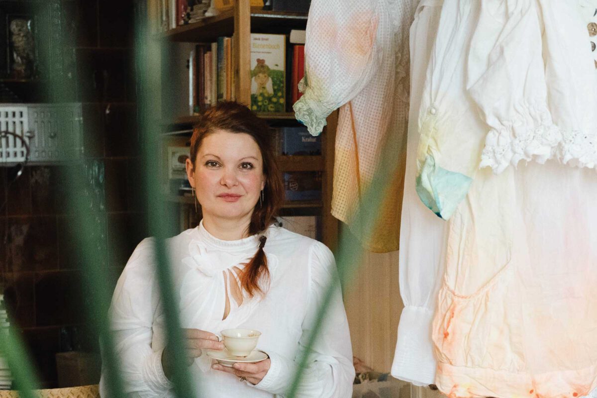 Salomé Klein mit Teetasse in ihrem Atelier