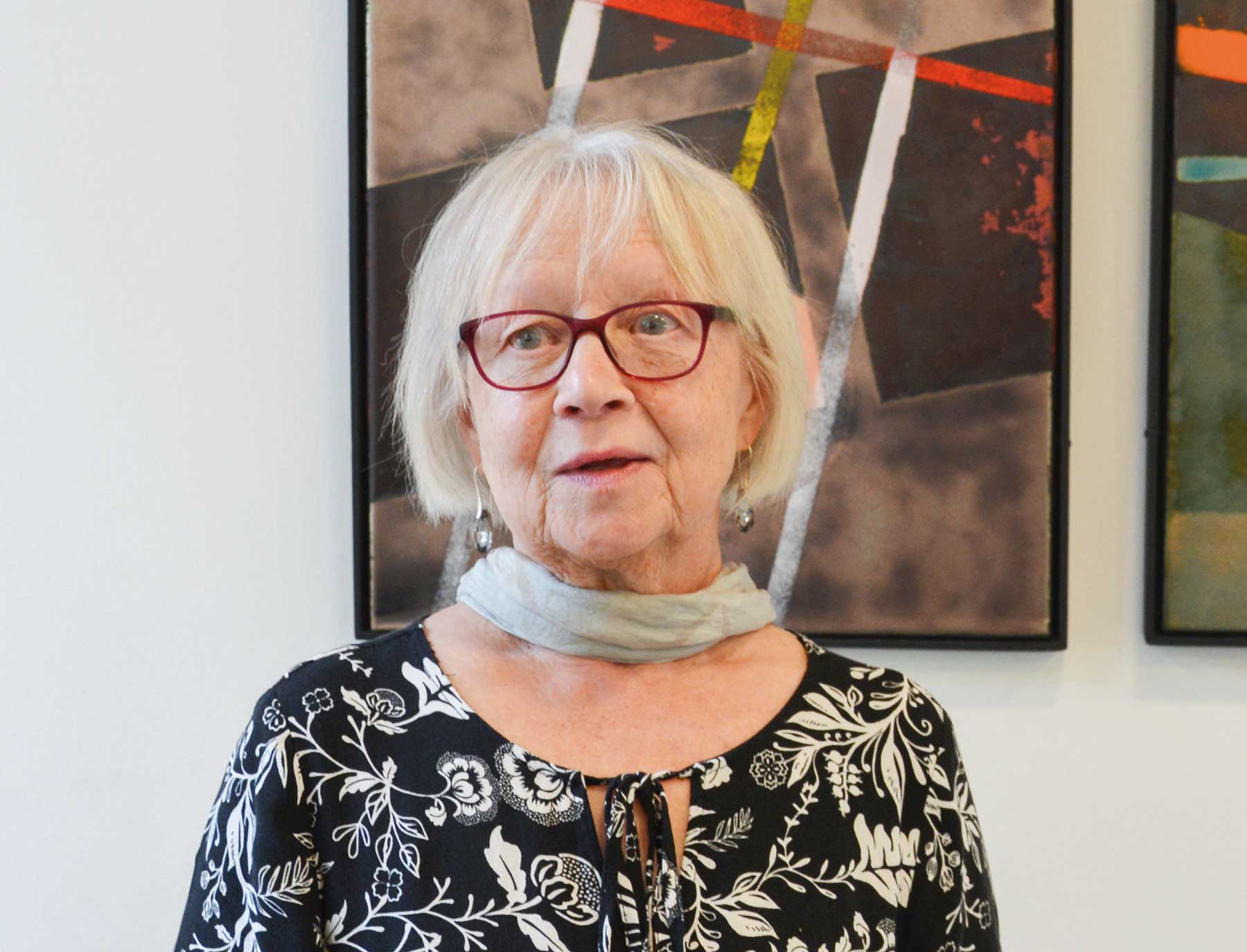 Die Künstlerin Beate Seelig vor einem ihrer Werke im Helga-Hahnemann-Haus in Schöneiche