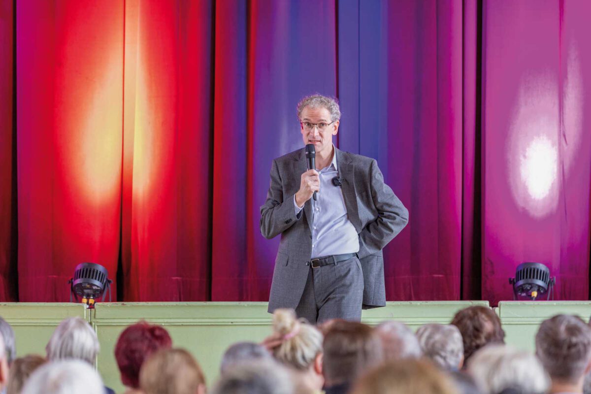 Der Bestsellerautor Dirk Oschmann während seiner Lesung im Kulturhaus Rüdersdorf