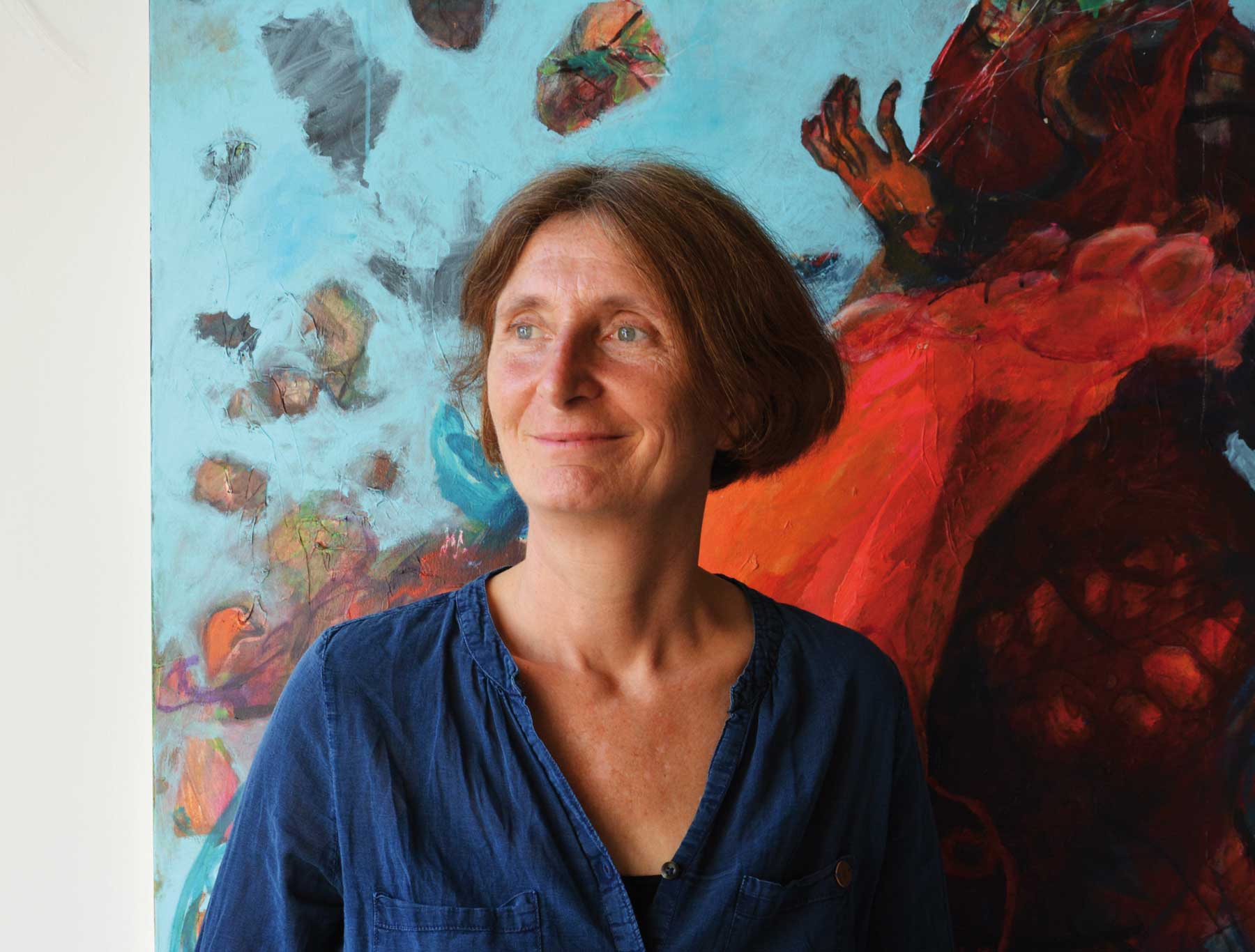 Die Künstlerin Kerstin Studt vor einem ihrer Werke im Helga-Hahnemann-Haus in Schöneiche bei Berlin