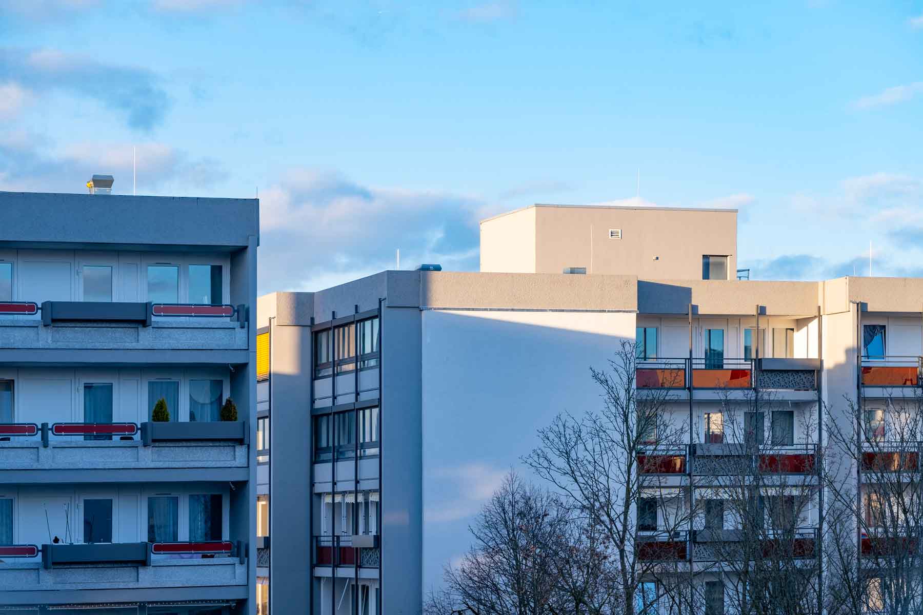 Ein Neubau am Rande der großen Stadt