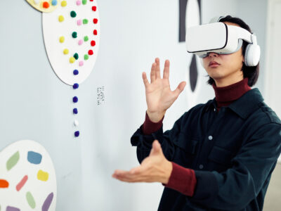 Eine Frau mit VR-Headset in der Galerie