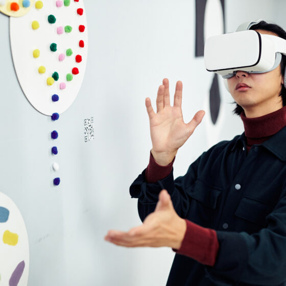 Eine Frau mit VR-Headset in der Galerie