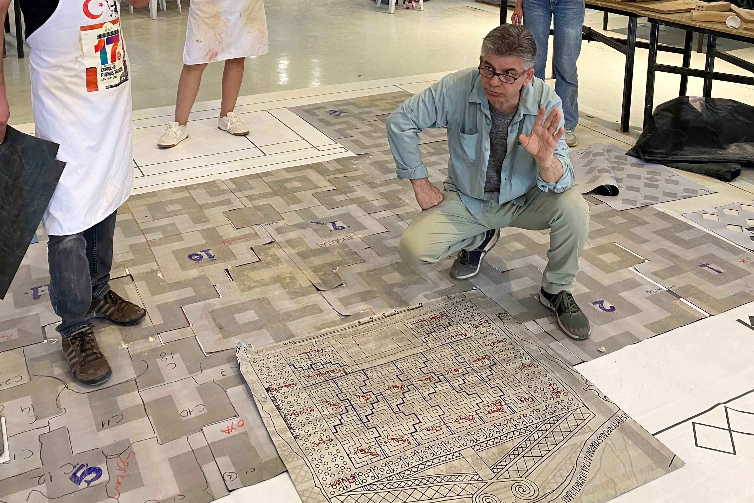 Besprechung Einteilung der Arbeit des 17. Terracotta Symposium Eskişehir Tepebaşı