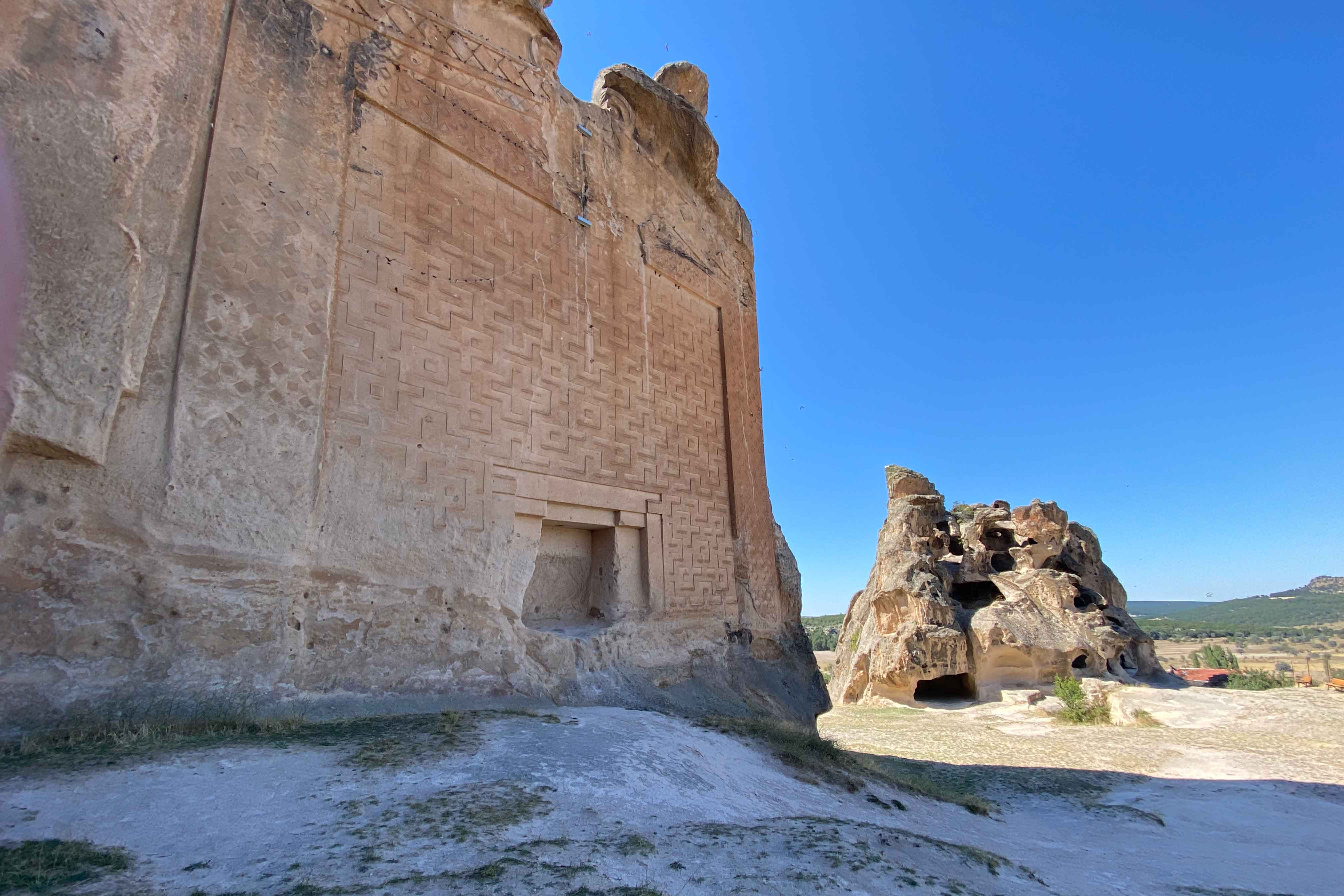 Miedasmonument-mit-Wohnhöllen Das Miedas Monument