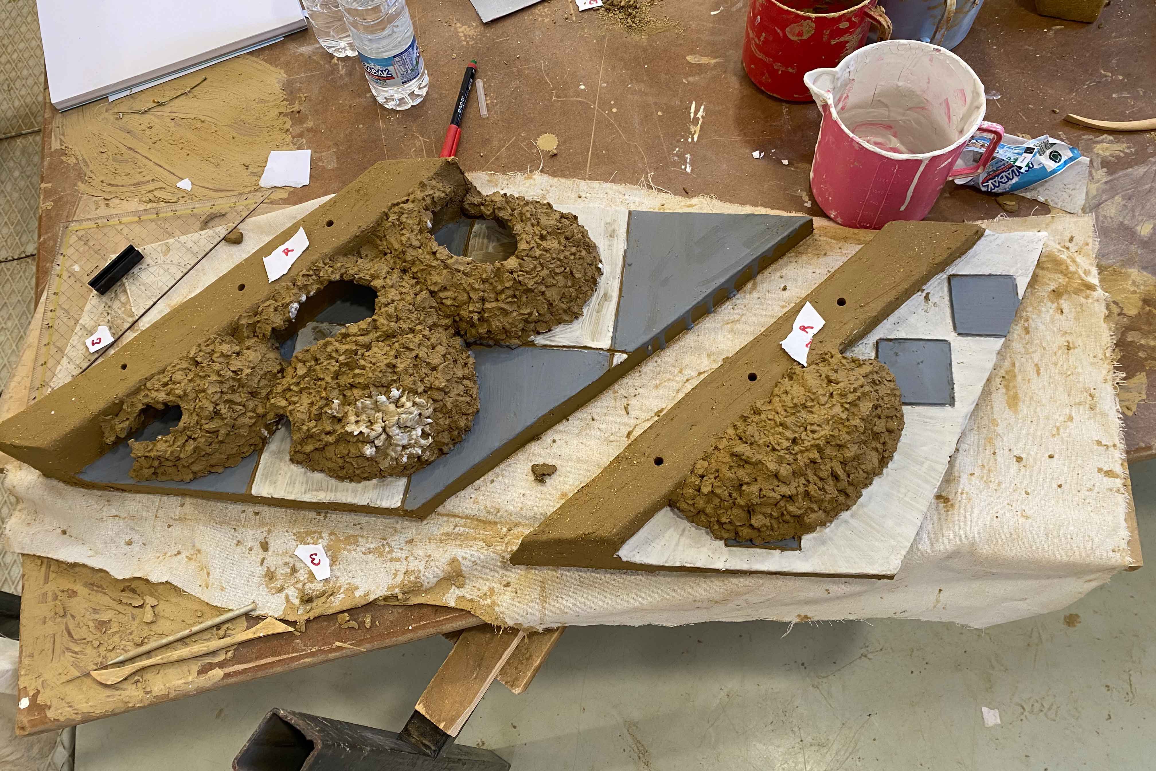 Schwalbennester-in-Arbeit Arbeit an Schwalbennestern aus Keramik