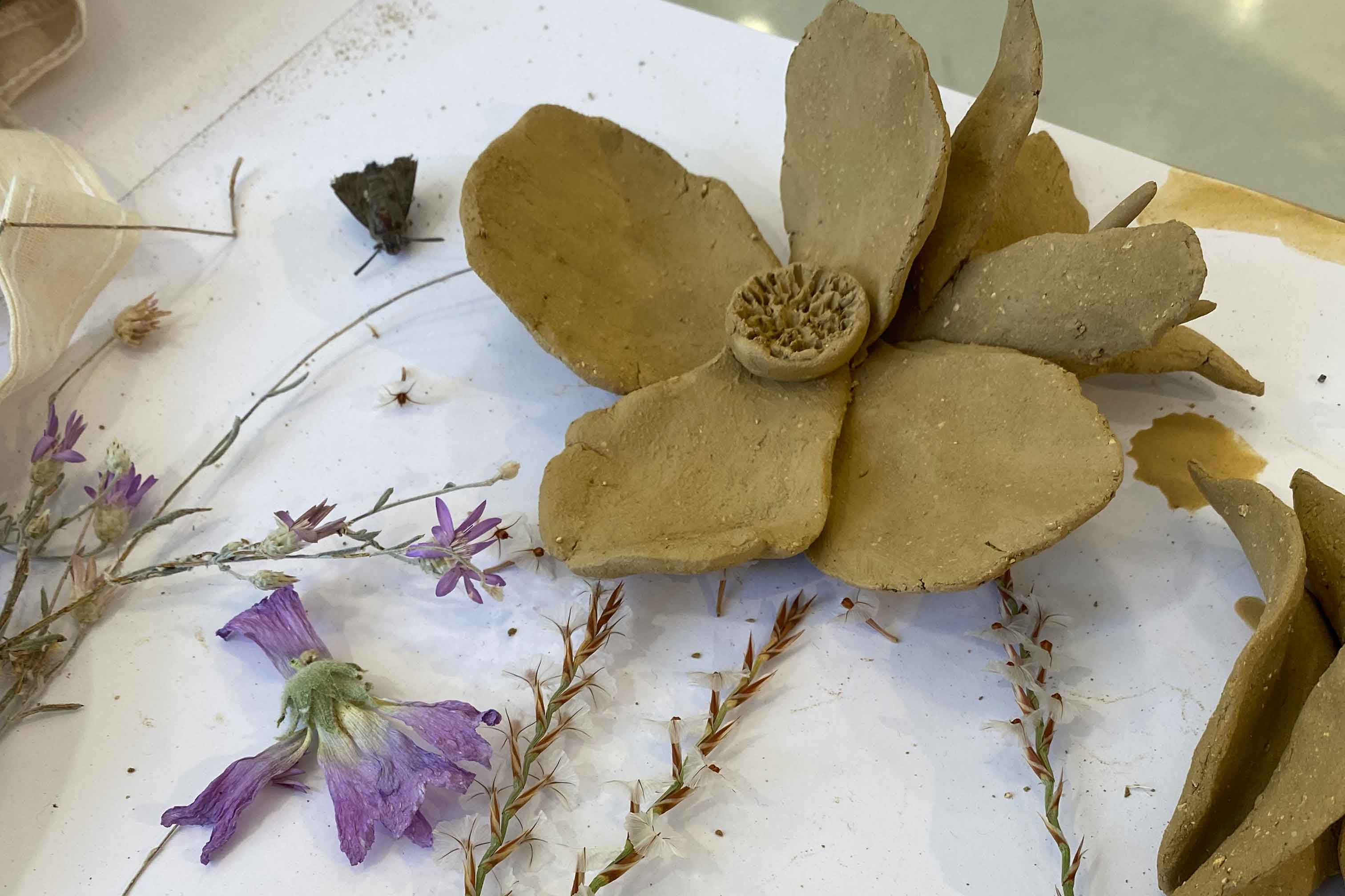 erste-Blume-mit-gesammelten-Blumen Blüte aus Ton