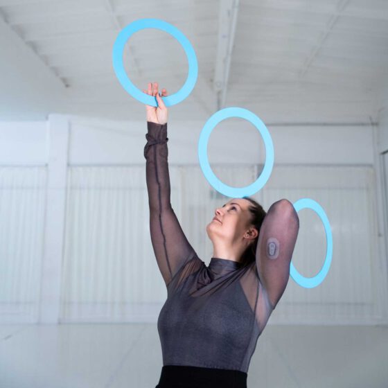 Die Zirkusartistin Kathrin Wagner jongliert mit blauen Ringen.