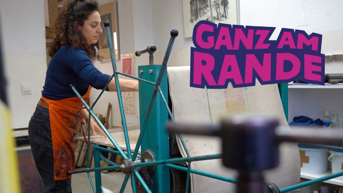 Hadass Gilboa bei ihrer Arbeit in der Lithowerkstatt Treptow-Köpenick