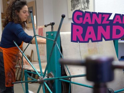 Hadass Gilboa bei ihrer Arbeit in der Lithowerkstatt Treptow-Köpenick