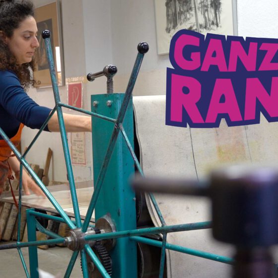 Hadass Gilboa bei ihrer Arbeit in der Lithowerkstatt Treptow-Köpenick