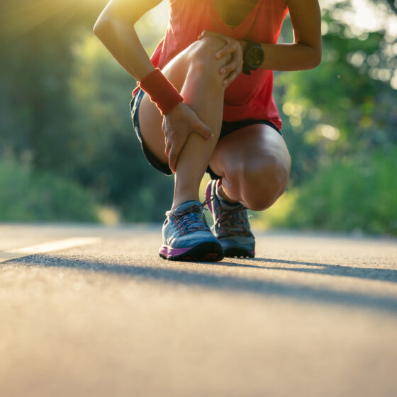 Füße einer Joggerin mit Muskelkater