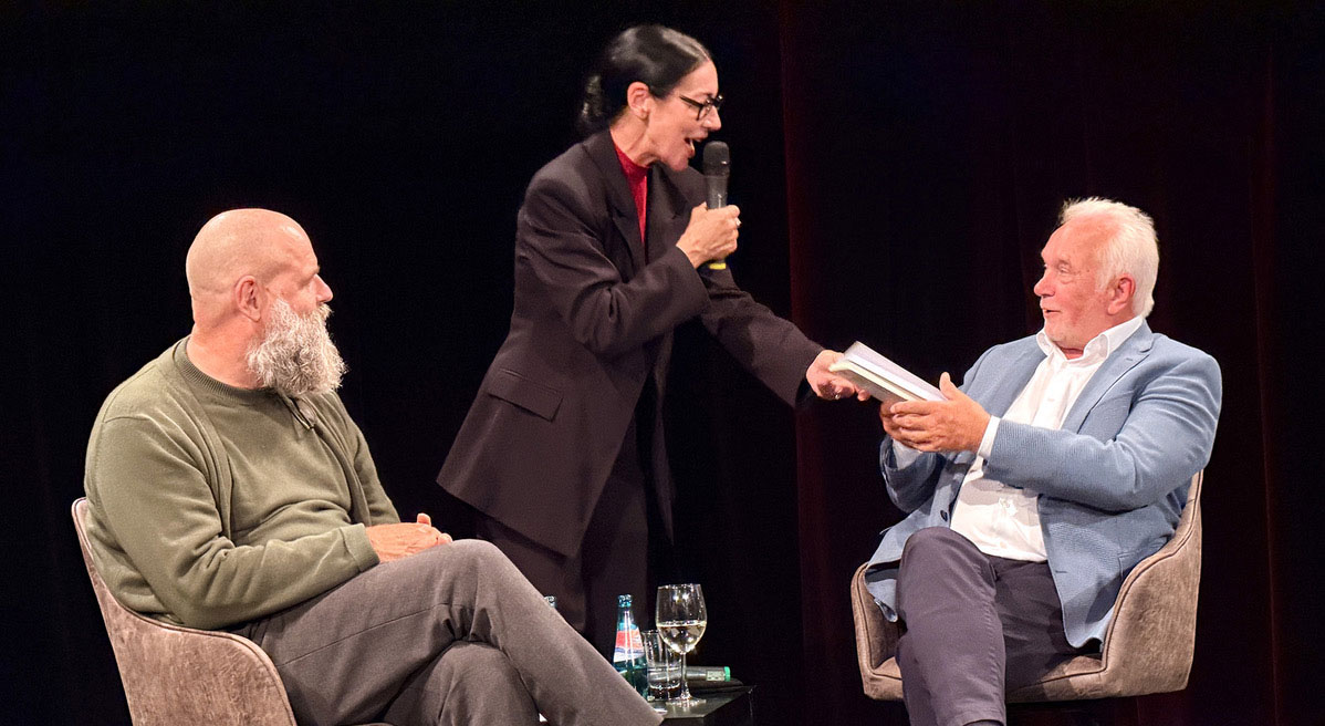 Auf der Bühne mit der Intendantin des Theater Ost, Kathrin Schülein, dem Herausgeber der Ostdeutschen Allgemeinen Zeitung Holger Friedrich und dem FDP-Vorsitzenden Wolfgang Kubicki