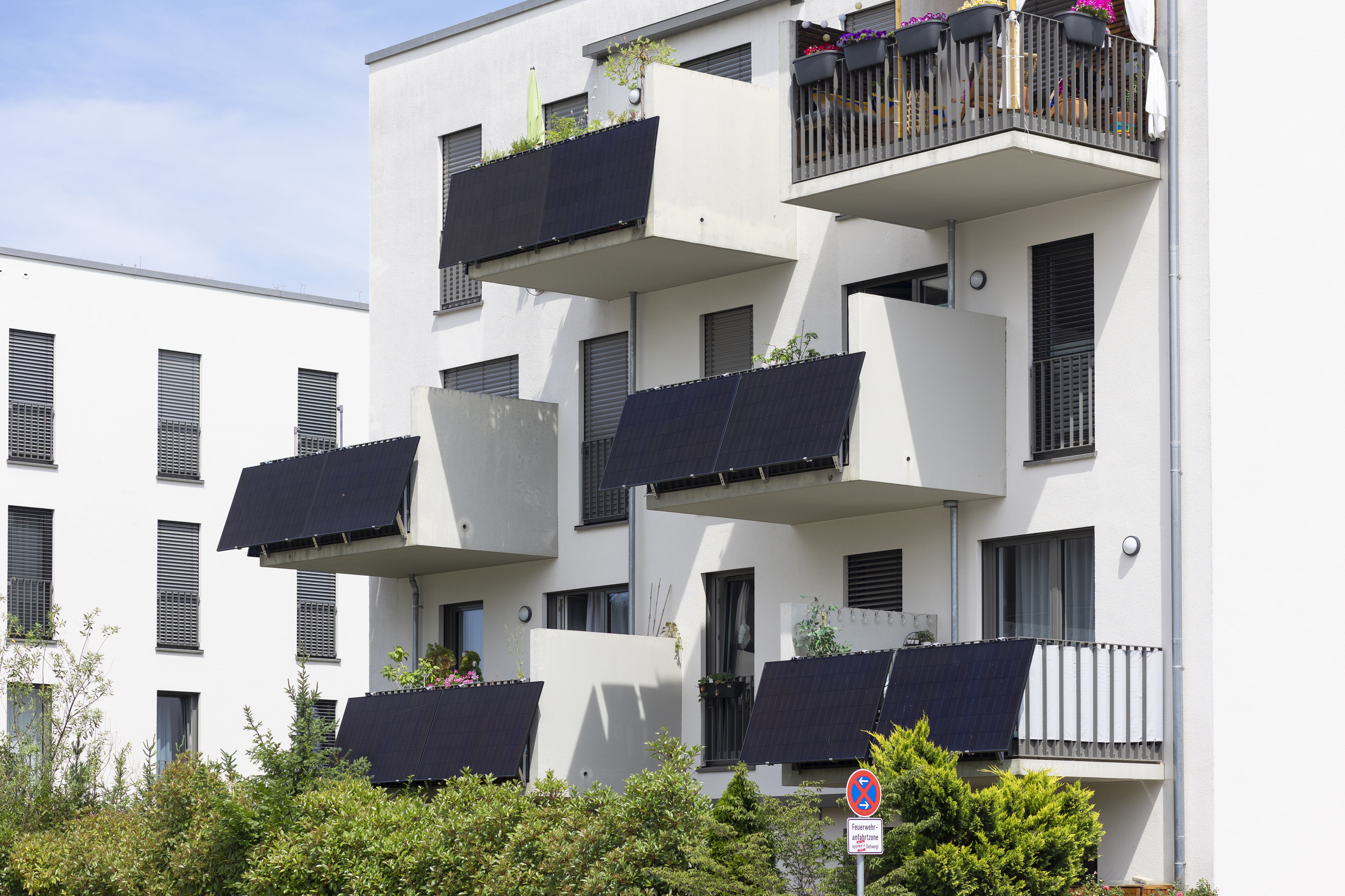 Solarpanels an der Außenseite von Balkonen